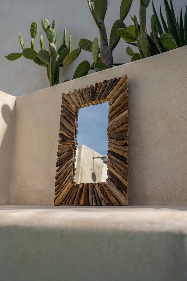 How to Choose the Perfect Mirror for a Mediterranean Home